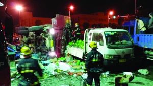 渣土車側(cè)翻在地，現(xiàn)場一片狼藉