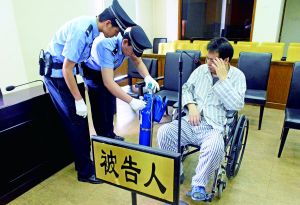 被告人李萬(wàn)勇因病吸氧受審。首席攝影記者 吳寧/攝