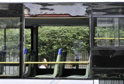 75路公交車車窗玻璃被砸碎。