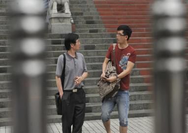 駱嘉文的父親一直陪同。