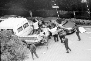 沖突現(xiàn)場，協(xié)管員揮拳打向女商販 視頻截圖