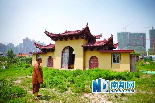 十里古寺2008年被拆,現(xiàn)在只剩下一個(gè)廟門。南都記者 陳志剛 攝