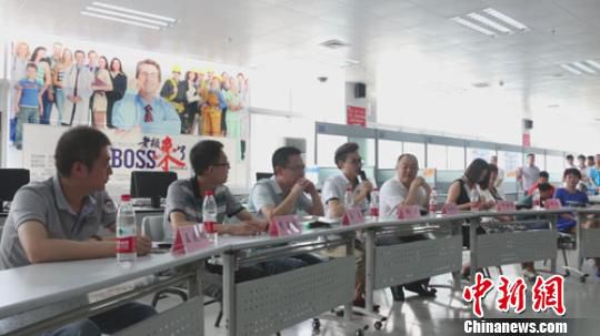 　招聘會現(xiàn)場，用人單位老板一字排開，與求職者面對面交流　李超慶　攝