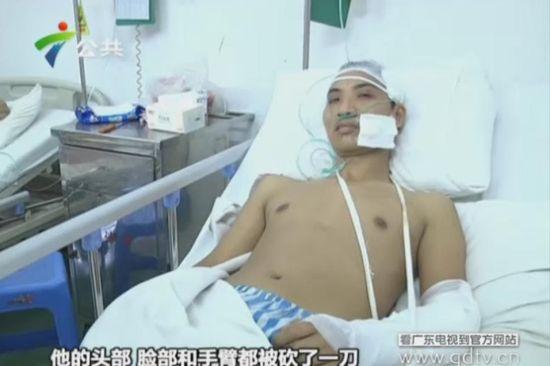 另一名傷者頭部、臉部和手臂都被砍了一刀。(視頻截圖)