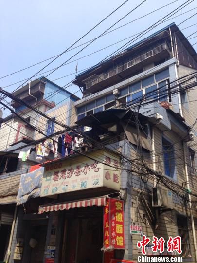 走進(jìn)杭州“柜族”:買不起也租不起房 集裝箱難安放 走進(jìn)杭州“柜族”:買不起也租不起房 集裝箱難安放