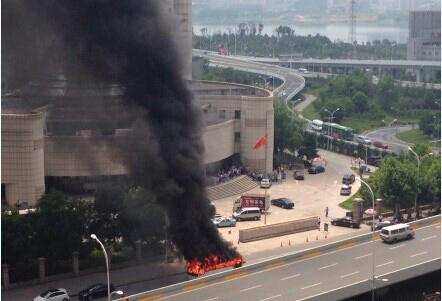 武漢大客車(chē)突發(fā)自燃成空殼 36人2分鐘有序撤離(圖)