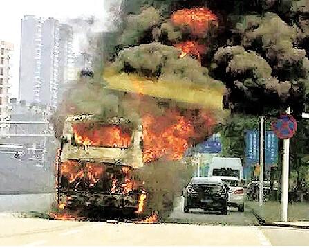 武漢大客車(chē)突發(fā)自燃成空殼 36人2分鐘有序撤離(圖)
