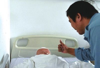 杭州乞討大頭娃娃手術(shù)順利 獲捐助23萬(wàn)多元