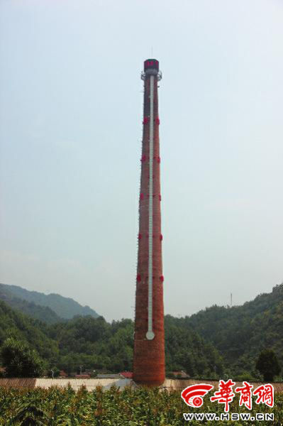 昨日中午，68米高的“溫度計”最上端，顯示著實時溫度