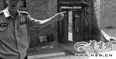 昨日，西安市閻良區(qū)譚家村，警方在孫某家調(diào)查 記者 黃利健 攝