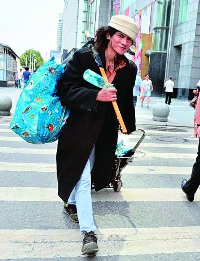 在武廣附近拍攝到的拾荒男。