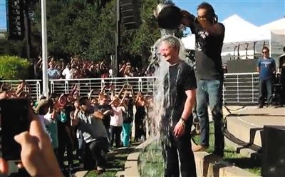 蘋果CEO蒂姆·庫克在自己公司的內(nèi)部活動上，讓自己來了個透心涼。邀請庫克參加游戲的是他的下屬、蘋果高級副總裁菲爾·席勒。