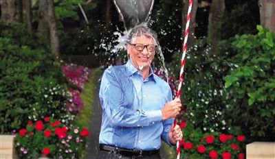 從蓋茨挑戰(zhàn)“冰桶”的視頻中可以發(fā)現(xiàn)微軟最新平板電腦Surface Pro 3的身影，網(wǎng)友稱蓋茨在做公益時還不忘給自家產(chǎn)品做代言。