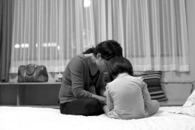 8月19日晚，河北石家莊市，多多的媽媽在酒店里安撫著孩子，3歲的多多一直在吵著要回家，看到陌生人就哭。圖/記者陳正