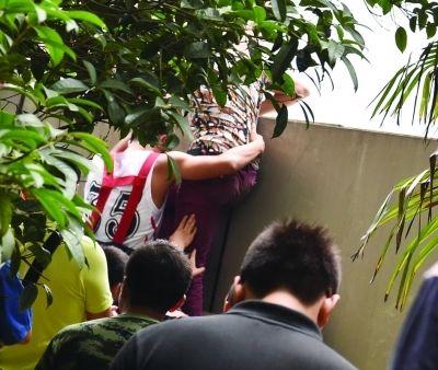 2小時后，該包工頭終于被抱下來了。