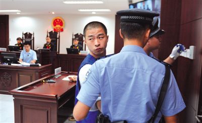 宣判后，馬凱被帶出法庭時，沖著旁聽席上的姐姐喊道：“照顧好媽”。