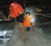 浙江司機(jī)為抄近道回家被沖下大壩 險(xiǎn)送5條命