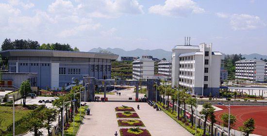 湖南龍山一中學(xué)被指按成績“三六九等”收學(xué)費(fèi)