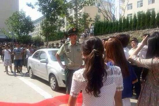 青島黃海學(xué)院，數(shù)千學(xué)生在校內(nèi)游行抗議