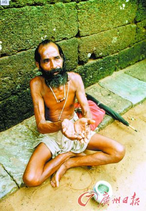 在街旁乞討的乞丐。