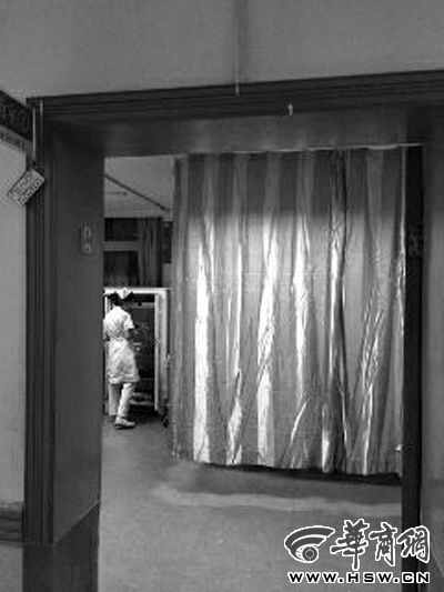 昨晚9時(shí)許，急診室簾后，6歲的小女孩靜靜地躺著 記者 卿榮波 攝