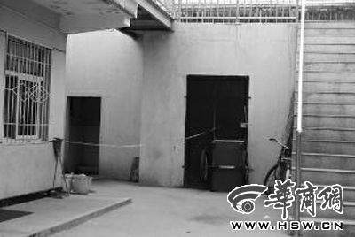 昨日下午，延長(zhǎng)縣第二幼兒園的廁所前已拉起警戒線