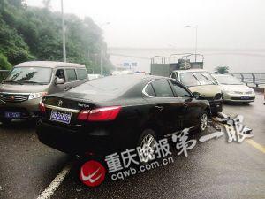 司機(jī)駕駛時(shí)彎腰撿墨鏡 造成4車(chē)連撞5人受傷