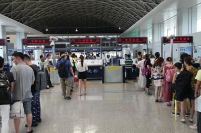 成都市民排隊(duì)準(zhǔn)備出境。