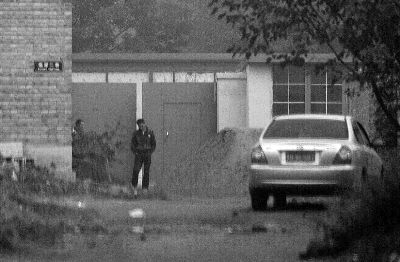 回訪今天上午，小李被困的院子大門緊閉，有人在門口望風(fēng)