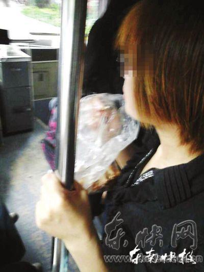 擁擠的公交車內(nèi)，這位姑娘正在嚼螃蟹網(wǎng)友供圖