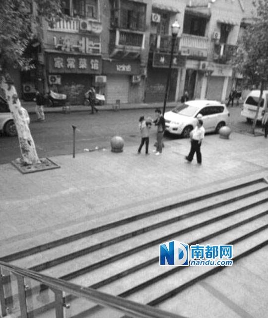 10月18日，武漢一男子抓住環(huán)衛(wèi)工打耳光。