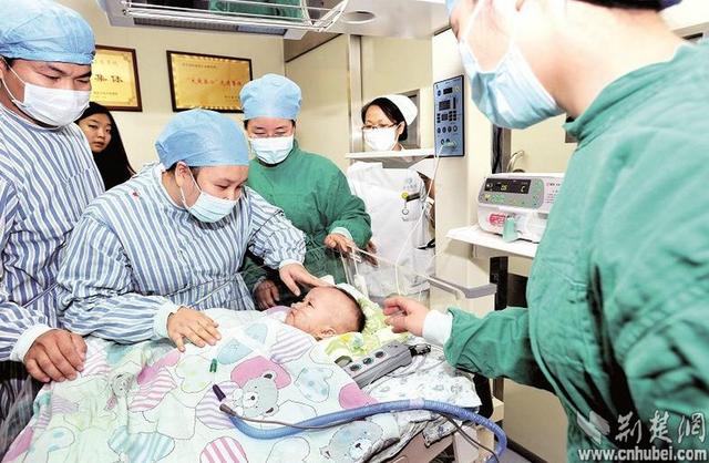 圖為：成功進行心臟移植手術(shù)后，小患者平安度過術(shù)后危險期，14日轉(zhuǎn)入普通隔離病房 （攝影 魏錸）