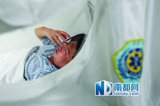 19日，北大深圳醫(yī)院，透過被撕破的工作服，急診科醫(yī)護(hù)人員申洪濤身體多處被醉酒男子抓傷。