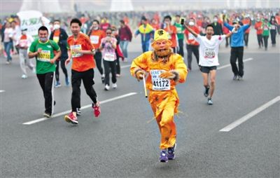 長安街，一名打扮成孫悟空的參賽者在北馬隊伍里飛奔。 本版攝影/新京報記者 吳江 李飛 王嘉寧 吳江