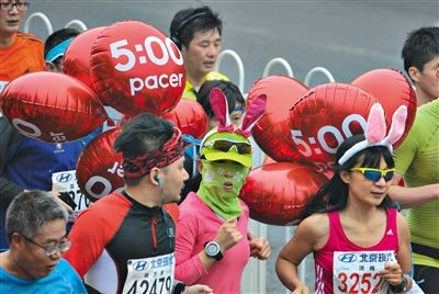 身上綁著氣球的參賽者在參加比賽。