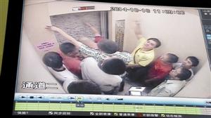 被困人員輪流砸墻進(jìn)行自救。