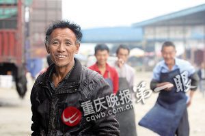 唐再海因?yàn)槠つw黝黑，工友們都打趣地稱呼他為“非洲人”。