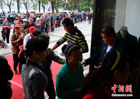 江西數(shù)百老人為領(lǐng)10元代金劵寒風(fēng)中排隊數(shù)小時