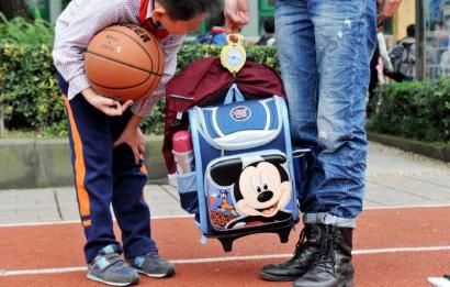 10月28日，記者對成都市某小學(xué)學(xué)生的書包進(jìn)行稱重，該學(xué)生書包的重量為7.8公斤。