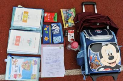 重7.8公斤的書包內(nèi)所裝物品。