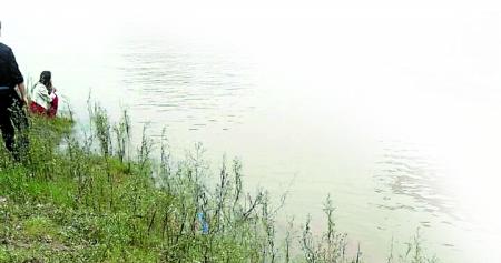 涉事男子和前女友,呆滯地望著滾滾江水。 田女士供圖