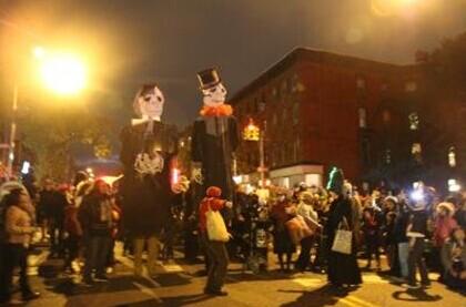 年底將近，派對集中，如何讓子女免受不良人士的侵犯，家長需要警惕并提醒子女注意。（美國《世界日報》/黃伊奕 攝）