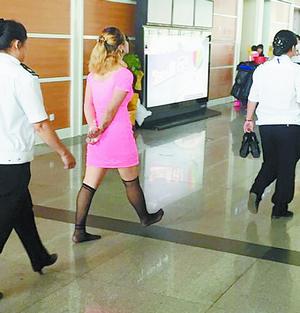 女子大鬧車(chē)站被用膠帶制服 自稱(chēng)銀河系大姐大