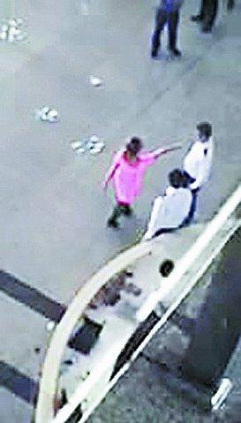 女子大鬧車(chē)站被用膠帶制服 自稱(chēng)銀河系大姐大