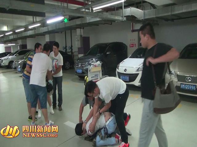 辦案人員在機(jī)場(chǎng)停車(chē)場(chǎng)抓獲胡某及其女友（警方視頻截圖）。