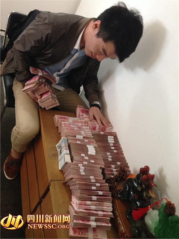 警方在犯罪嫌疑人手機(jī)中發(fā)現(xiàn)的照片，犯罪嫌疑人正在數(shù)騙來(lái)的贓款（警方提供）。