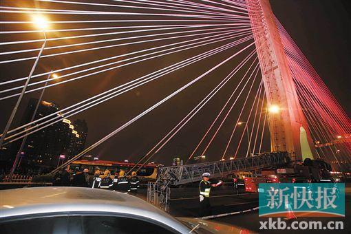 昨日深夜，橋上東側(cè)空出兩條車(chē)道用來(lái)救援。