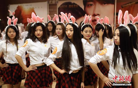 11月11日晚，一百位統(tǒng)一打扮的“兔女郎”現(xiàn)身南京新街口，逛街看電影玩快閃，走到哪里都被圍觀。