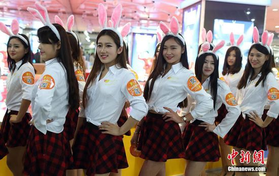 11月11日晚，一百位統(tǒng)一打扮的“兔女郎”現(xiàn)身南京新街口，逛街看電影玩快閃，走到哪里都被圍觀。