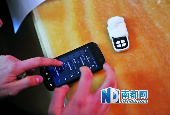 一個號碼為021-62588800的電話自稱上海靜安區(qū)公安分局，騙走了小程148萬。記者 梁煒培 攝